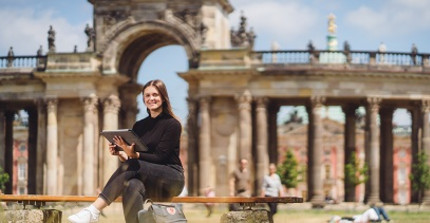 Studentin auf dem Campus Neues Palais