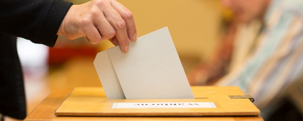 Das Bild zeigt die Wahlurne. Das Foto ist von AdobeStock/Christian Schwier. - Interner Link zur Seite der Veranstaltung