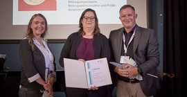 Bei der Verleihung des Franz-Emanuel-Weinert-Preises der Deutschen Gesellschaft für Psychologie:  Prof. Dr. Katharina Scheiter (M.), Prof. Markus Bühner, Präsident der DGPs, sowie Frau Prof. Ute Bayen, die stellvertretend für die Preis-Jury die Laudatio verlesen hat.