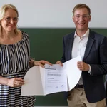 Prof. Dr. Nanna Fuhrhop mit dem Preisträger Kai Rehbaum