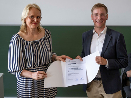 Prof Dr Nanna Fuhrhop with the award winner Kai Rehbaum