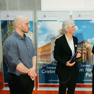 Drei Personen im Gespräch auf einem Podium