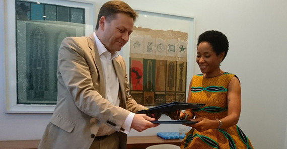 Bei der Unterzeichnung des Partnerschaftsvertrags mit der University of Cape Town: Prof. Oliver Günther (l.) und Prof. Mamokgethi Phakeng (r.) (Foto: Marita Böhning)