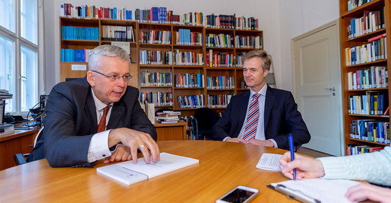 Prof. Dr. Andreas Zimmermann und apl. Prof. Dr. Norman Weiß vom Potsdamer MenschenRechtsZentrum. | Foto: Tobias Hopfgarten.