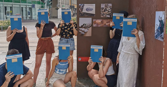 Die Studierenden mit ihren Arbeiten auf dem Neustädtischen Markt in Brandenburg | Foto: Ruppe Koselleck
