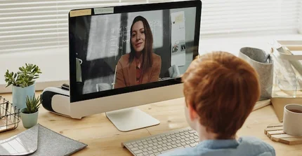 Junge im Homeschooling