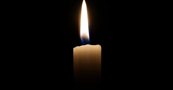Foto einer Kerze in Dunkelheit