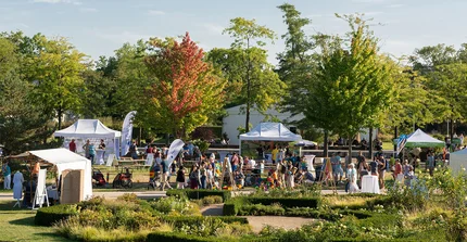 Blick auf Stände des Umweltfestes in grüner Umgebung.