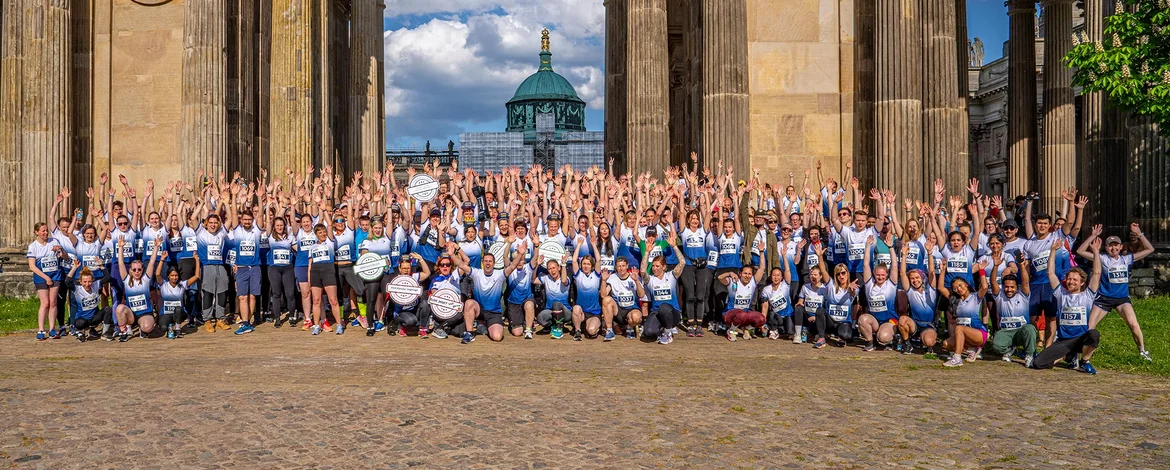 UP-Teilnehmende des Firmenlaufs versammelt für großes Gruppenbild. - 