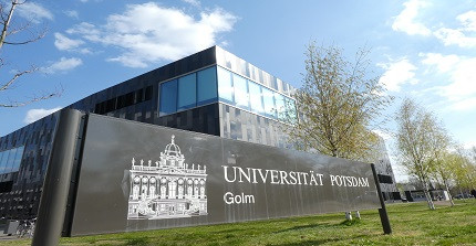 Anschnitt des IKMZ mit Uni Potsdam Schild im Vordergrund