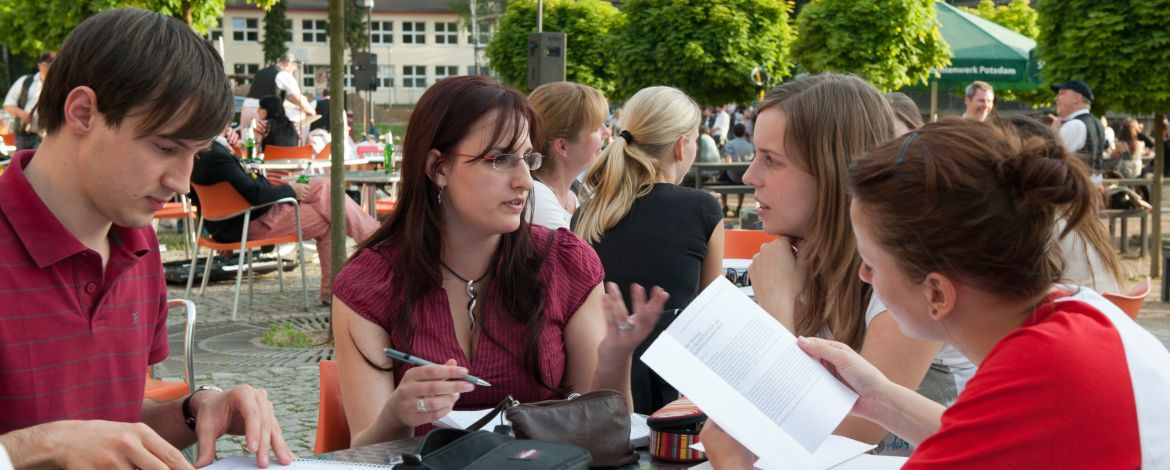 Das Bild zeigt Studierende in der Mensa auf dem Campus Golm. Das Foto hat Karla Fritze aufgenommen. - Link to Independent Study overview