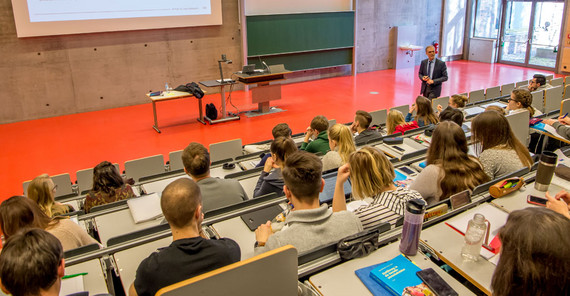 Innovative, engagierte Lehre an der Universität Potsdam wurde dieses Jahr gleich drei Mal ausgezeichnet. Dr. Inci Bozkaya, Fabian Class sowie Dr. Carly McLaughlin und Mohammad Dalla erhielte für ihre Lehrprojekte den Landeslehrpreis 2020. | Foto: Karla Fritze