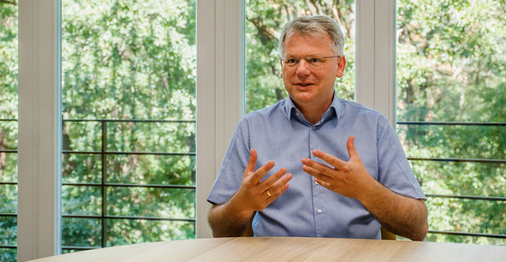 Auf dem Foto ist Elmar Kriegler zu sehen, Leiter der Forschungsabteilung „Transformationspfade“ am Potsdam-Institut für Klimafolgenforschung (PIK) mit einem Fokus auf das Forschungsfeld „Klimaschutz- und nachhaltige Entwicklungspfade“ und Professor für Integrated Assessment of Climate Change an der Universität Potsdam. Das Foto ist vom PIK/Karkow.