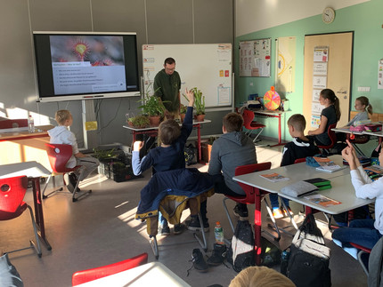 Das Bild zeigt Steffen Ramm bei seinem Vortrag im Rahmen der "Kinder-Uni unterwegs" vor einer Schulklasse. Das Bild ist von A. Horn-Conrad. Beim Anklicken öffnet sich das Foto in einem neuem Fenster.