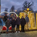 Arbeitskreis Kulak vor einer Lichtinstallation "I love MD"