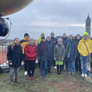 Arbeitsgruppe Kulak auf dem Hundertwasserhaus, im Hintergrund der Magdeburger Dom