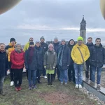 Arbeitsgruppe Kulak auf dem Hundertwasserhaus, im Hintergrund der Magdeburger Dom