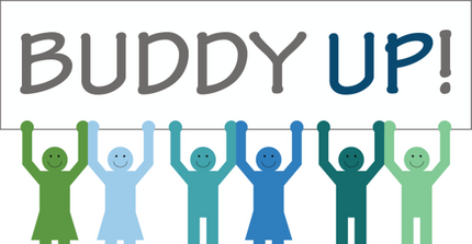Sechs grüne und blaue Figuren stehen nebeneinander und halten den Schriftzug "Buddy UP!" über ihren Köpfen