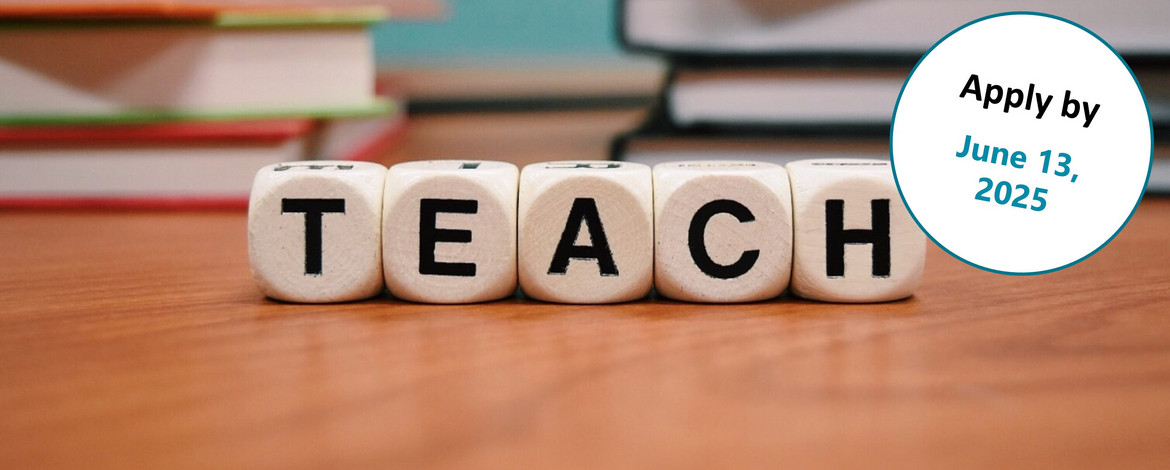 Fünf Würfel in einer Reihe mit jeweils einem Buchstaben, die das Wort Teach ergeben. Im Hintergrund sind Bücher zu sehen. - Teaching Professionals Program