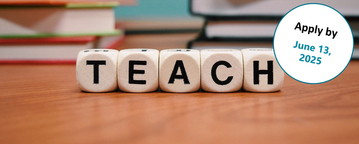 Fünf Würfel in einer Reihe mit jeweils einem Buchstaben, die das Wort Teach ergeben. Im Hintergrund sind Bücher zu sehen. - Teaching Professionals Program