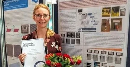 Natascha vor Ihrem Poster