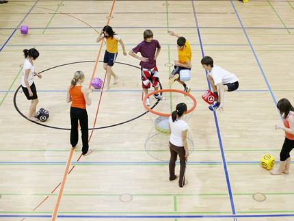 Kinder beim Spielen in der Turnhalle