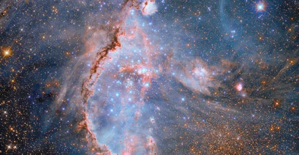 Ein Foto des Hubble-Teleskops ins All. U.a. sind farbenfrohe und formenreiche Sterne, Galxien und Nebel zu sehen.