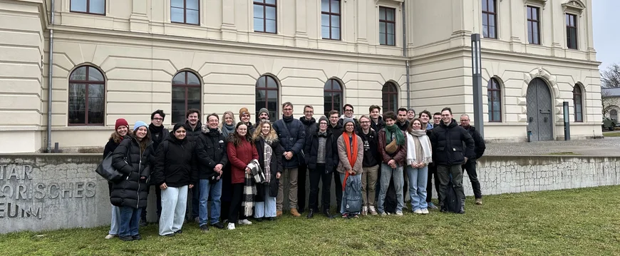 Teilnehmer der Exkursion vor dem militärhistorischen Museum in Dresden
