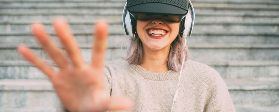 Junge Frau mit VR-Brille