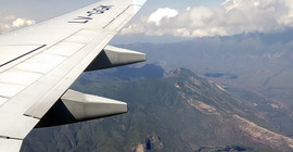 Blick aufs Andenvorland während des Fluges nach Salta. Foto: Willemijn van Kooten.