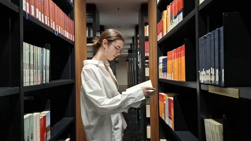 Mariia in der Bibliothek