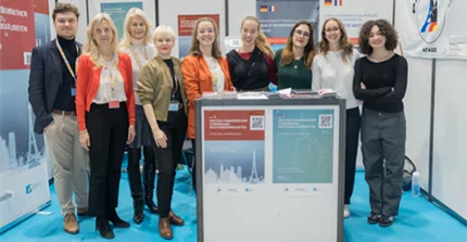 Auf dem Bild ist Gleb Fromm auf der Straßburger Fachmesse im November 2023 gemeinsam mit den Programmverantwortlichen des Studiengangs zu sehen.