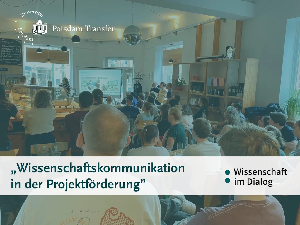 Eine Wissenschaftlerin spricht mit dem Publikum in einer Kneipe über ihre Forschungsarbeit.