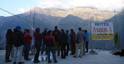 Blick auf die majestätische Kulisse des 6500 Meter hohen Kinnaur Kailash, dessen schneebedeckte Gipfel die letzten Sonnenstrahlen einfangen. Foto: Expeditionsteam