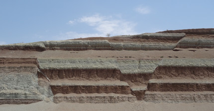 Konjugierte Abschiebungen in nahezu idealer Ausrichtung zur Dehnung bilden einen kleinen Graben in miozänen Sediment-Schichten, die Erosionsprodukte aus dem Elburs-Gebirge sind.