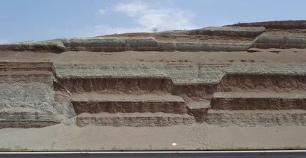 Konjugierte Abschiebungen in nahezu idealer Ausrichtung zur Dehnung bilden einen kleinen Graben in miozänen Sediment-Schichten, die Erosionsprodukte aus dem Elburs-Gebirge sind.
