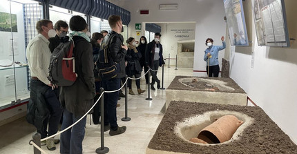 Das Bild zeigt die Studierenden im Museo Archeologico Villa Sulcis.