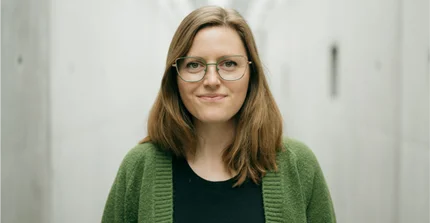 Amy Schmiedeskamp vor einem hellen Hintergrund