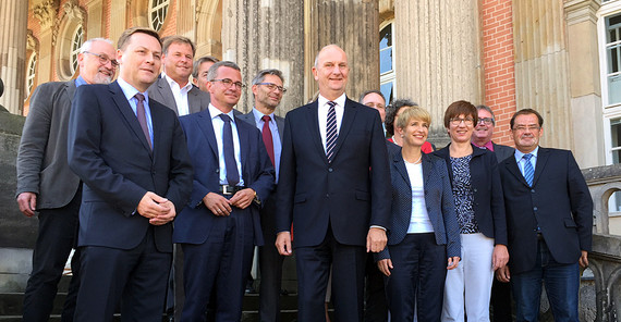 Mitglieder des brandenburgischen Landeskabinetts um Ministerpräsident Woidke mit Vertretern der brandenburgischen Hochschulen und außeruniversitären Forschungseinrichtungen. Foto: Dr. Silke Engel.