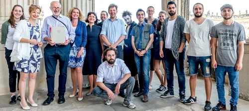 Kulturministerin Dr. Martina Münch (2.vl.) mit Prof. Dr. Dieter Wagner von der Universitätsgesellschaft (3.v.l.)und Projektleiterin PD Dr. Ljuba Kirjuchina (5.v.l.) sowie Mitgliedern des Ensembles.