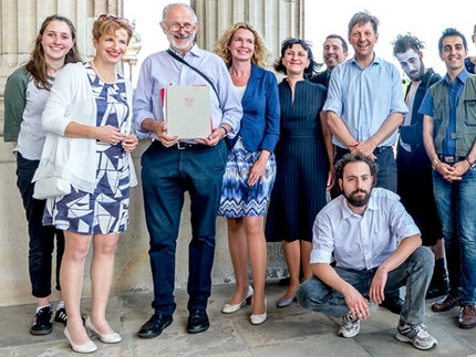 Kulturministerin Dr. Martina Münch (2.vl.) mit Prof. Dr. Dieter Wagner von der Universitätsgesellschaft (3.v.l.)und Projektleiterin PD Dr. Ljuba Kirjuchina (5.v.l.) sowie Mitgliedern des Ensembles.