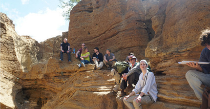 Vorlesung in einem ausgetrockneten Flussbett in der Nyokie-Ebene. Foto: Corinna Kallich.