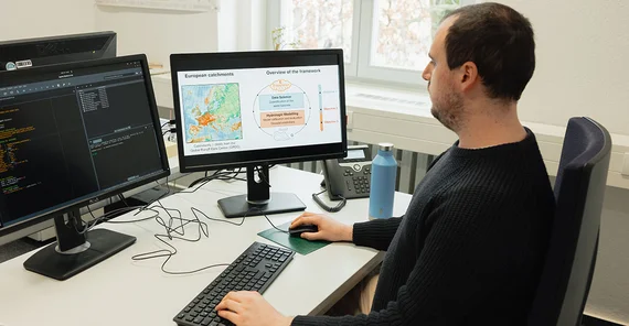 Patricio Yeste bei der Analyse von Datensätzen.