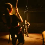 Person in einem Trapezgeschirr