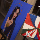 Zwei Kunstwerke auf Staffeleien.