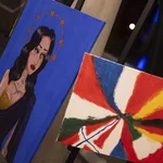 Zwei Kunstwerke auf Staffeleien.