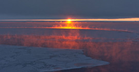 Sea smoke in Antarctica is illuminated by the setting sun. | Photo: Winkelmann/Reese