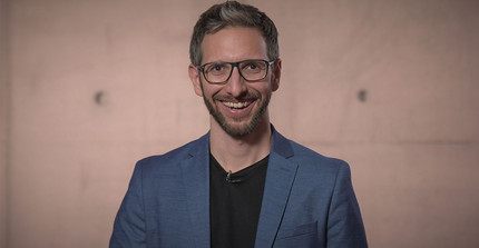 Dr. Lars Groeger vertritt die Professur für Innovationsmanagement und Entrepreneurship und hat sein Fachwissen bei der Entwicklung eines Bachelorkurses angewandt. | Foto: Lars Groeger