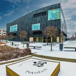 Das IKMZ in Golm im Winter bei Schnee und ein zugeschneites Uni-Logo auf dem Platz davor.