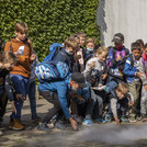 Kinder stehen um eine Rauchwolke des Chemie-Experiments vor Haus 26.